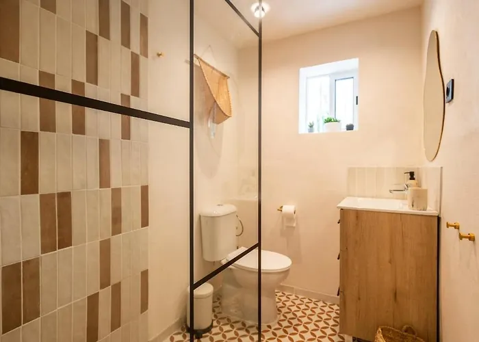 Beautifully Decorated Near The Apartment