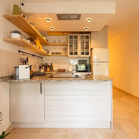 Beautifully Decorated Near The Apartment *